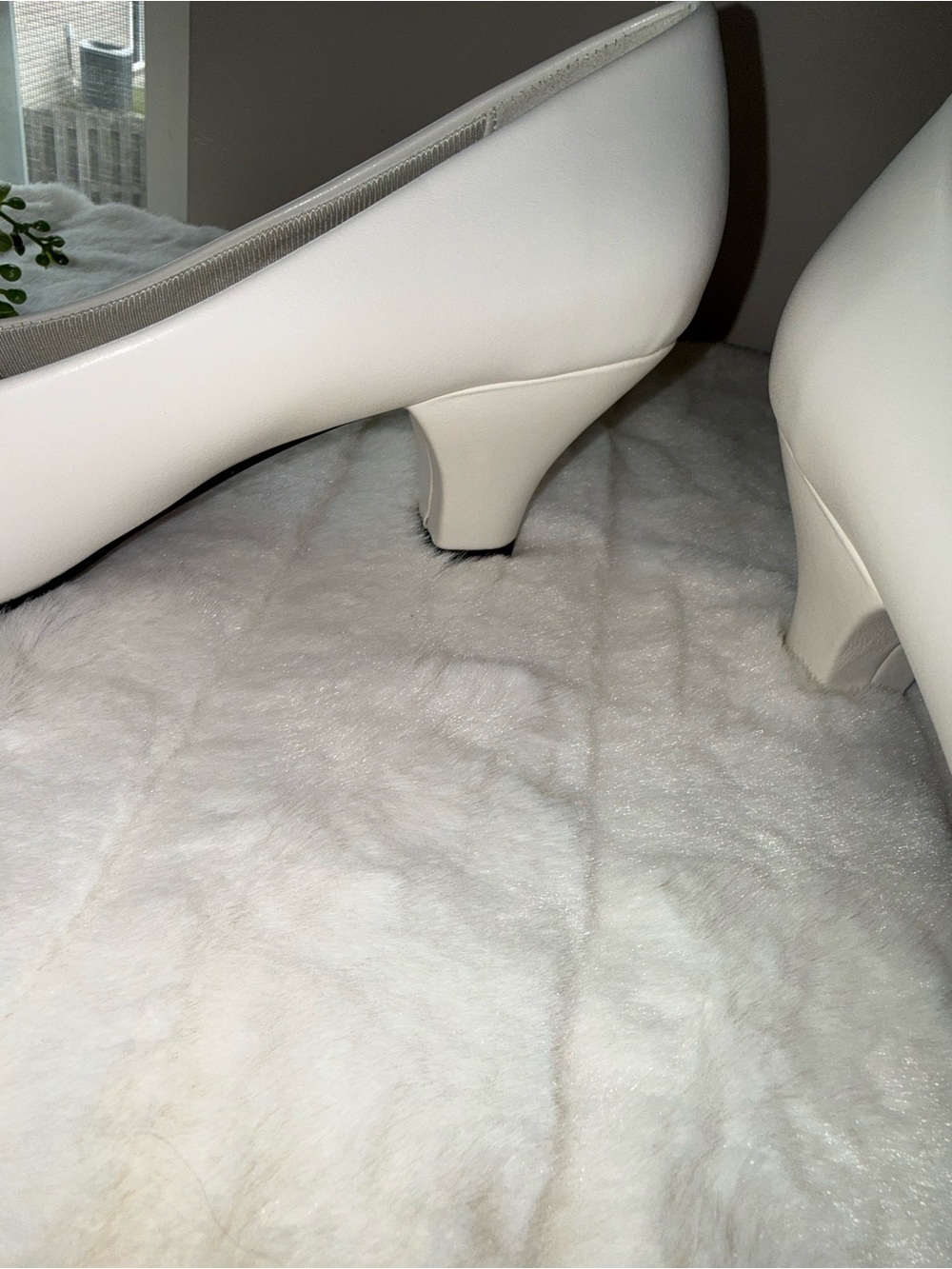 easy street White Smooth Round-Toe Pumps - Size 9W - Picture 6 of 8